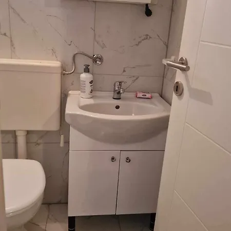 Anis شقة موستار